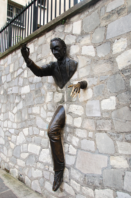 145 Le Passe Muraille